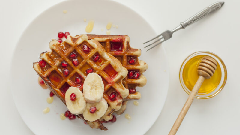 Leckere knusprige Waffeln mit Honig